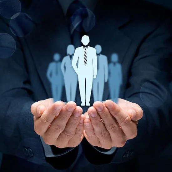 ۳. اصل دوست داشتن: ساخت یه ارتباط عاطفی برای فروش بیشتر (Likability Principle)